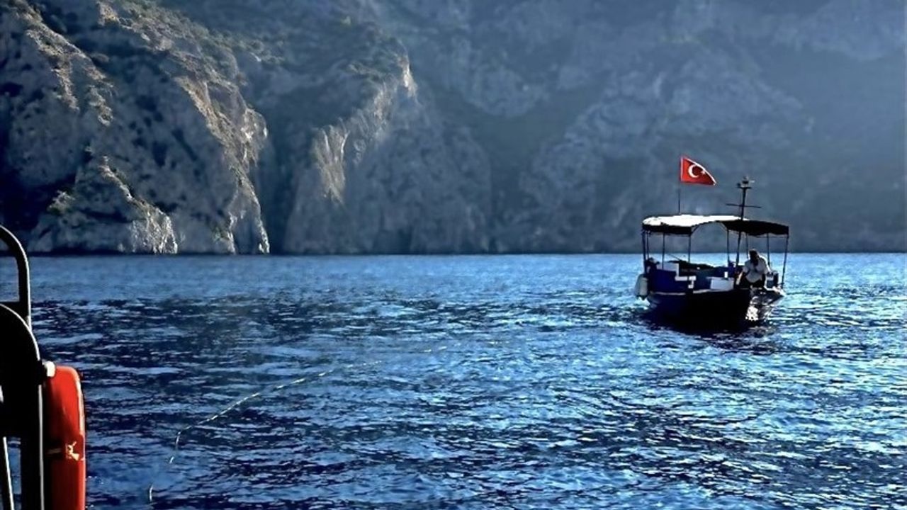 Fethiye açıklarında makine arızası yaşayan 9 metrelik teknedeki kişi kurtarıldı