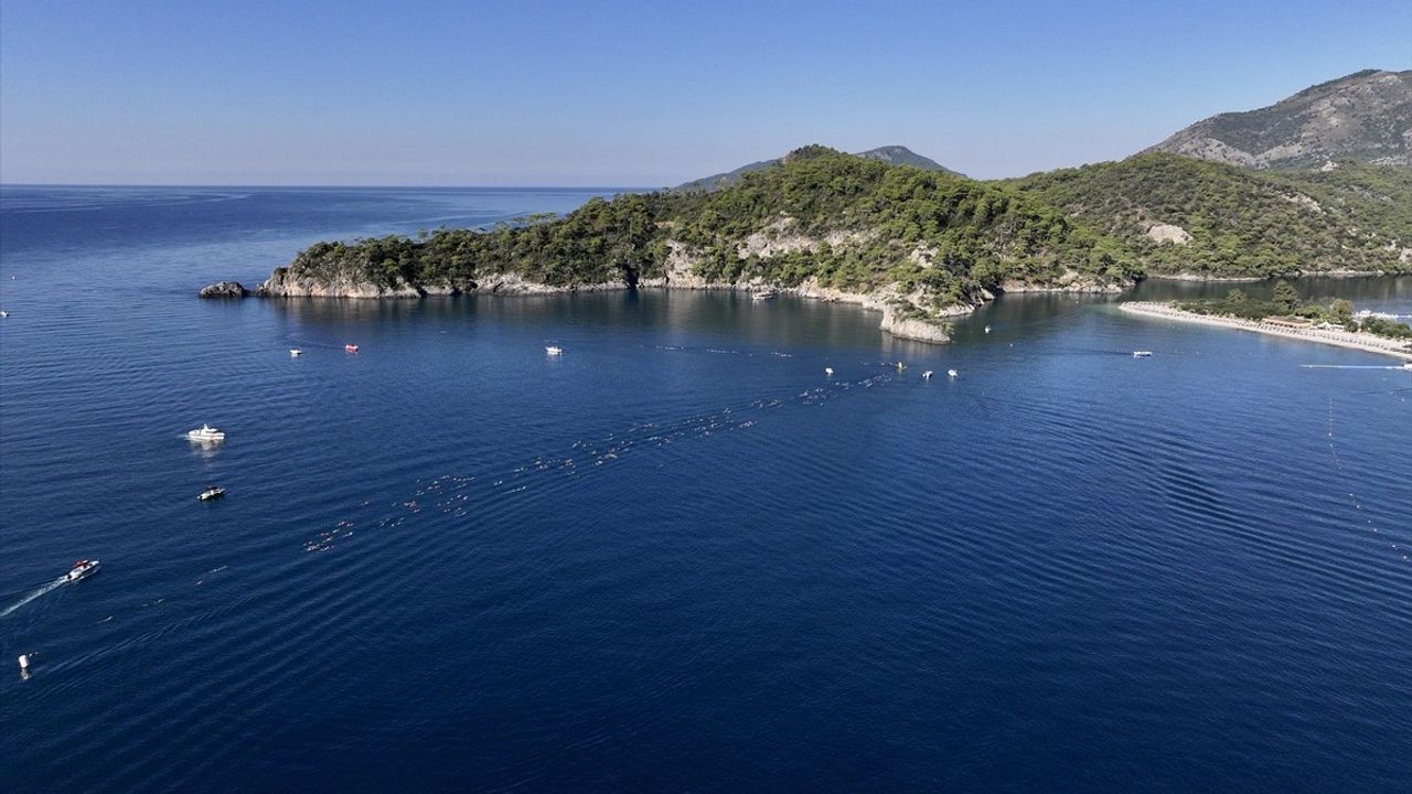 Fethiye'de 6. Uluslararası Spor Festivali kapsamında açık su yüzme yarışları yapıldı