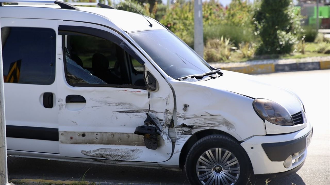 Fethiye'de ambulansla çarpışan hafif ticari araçta 2 kişi yaralandı