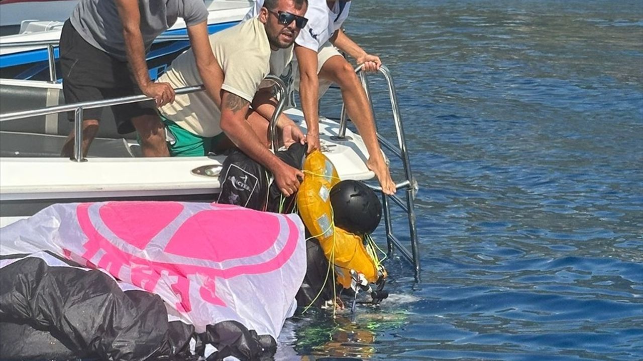 Fethiye'de Babadağ'dan Kalkış Yapan Alman Pilot Denize Düşerek Ağır Yaralandı