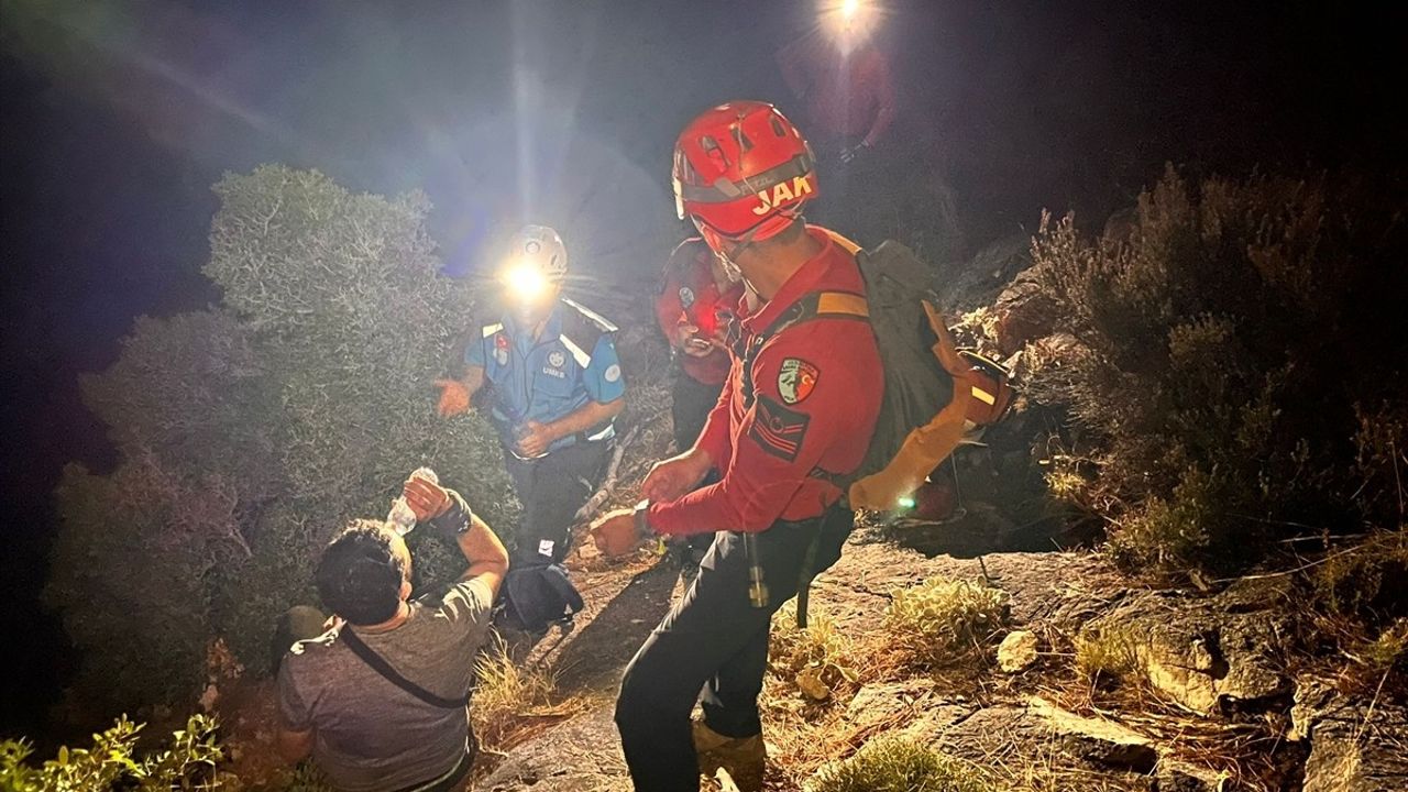 Fethiye'de doğa yürüyüşünde kayalığa düşen kişi UMKE ve JAK ekipleri tarafından kurtarıldı