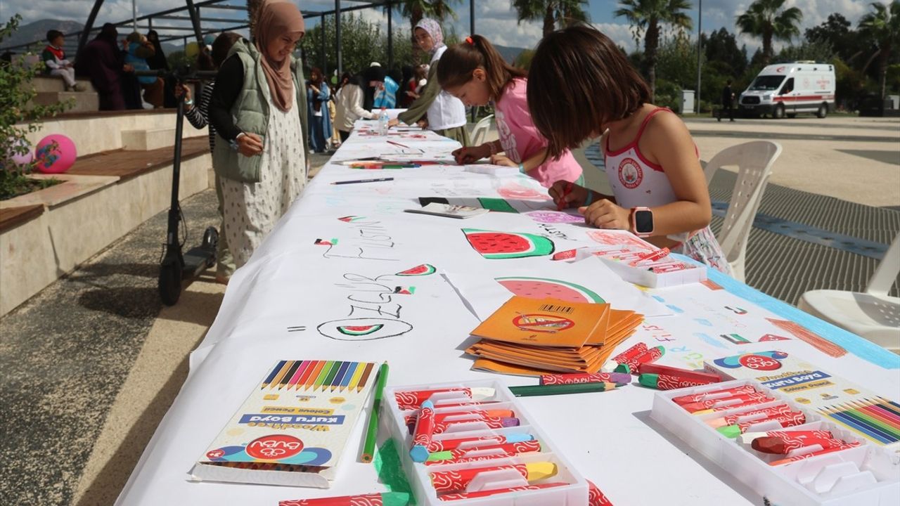 Fethiye'de 'Filistinli Çocuklar İçin Çiz' etkinliği: Yetim Vakfı öncülüğünde çocuklardan Gazze'ye destek
