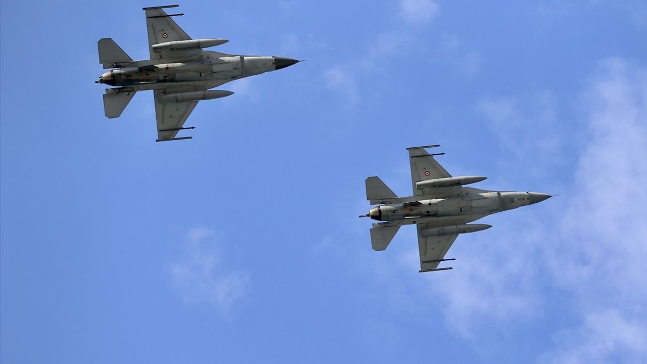 Fethiye'de Ölüdeniz Hava Oyunları için F-16'ların geçiş provası