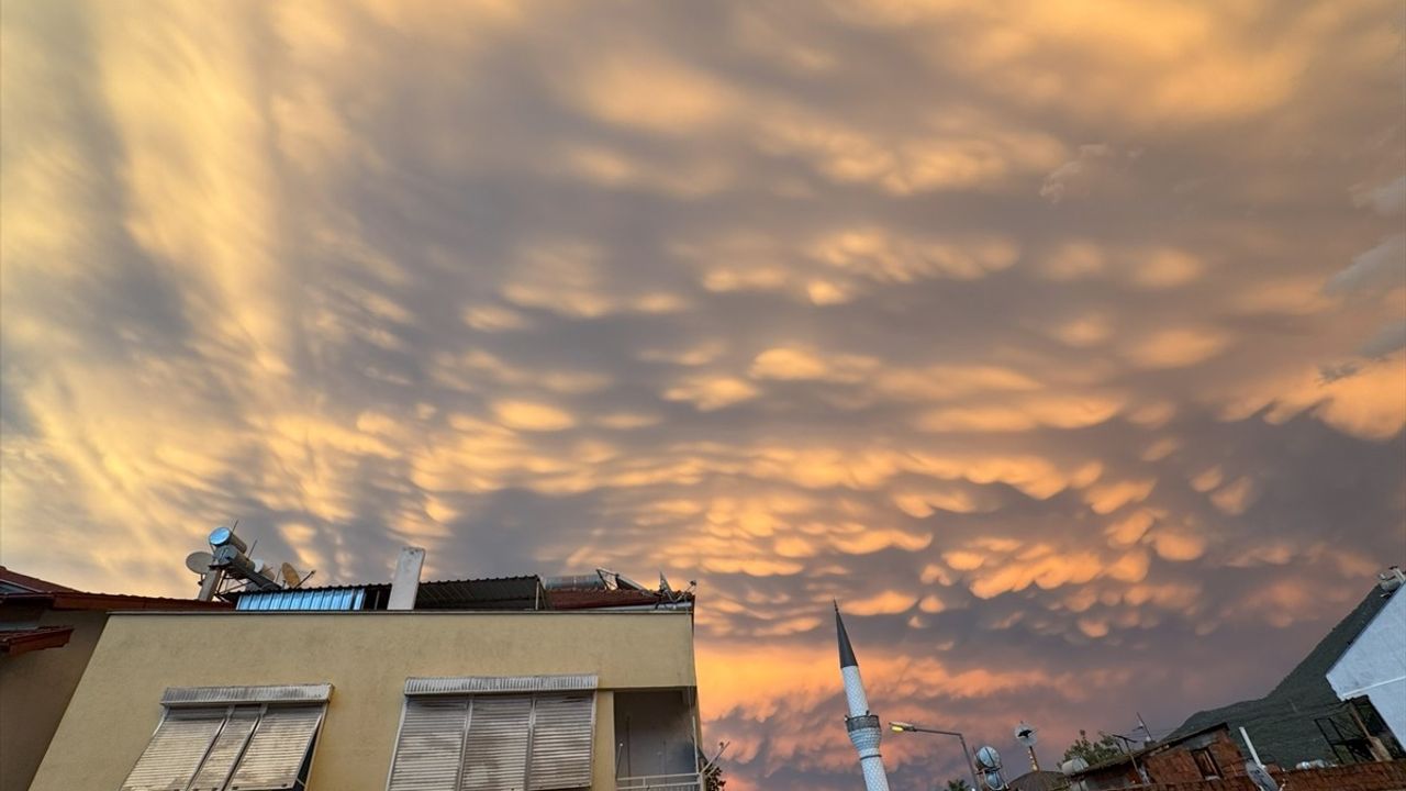 Fethiye'de sağanak sonrası gökyüzünü süsleyen Mammatus bulutları