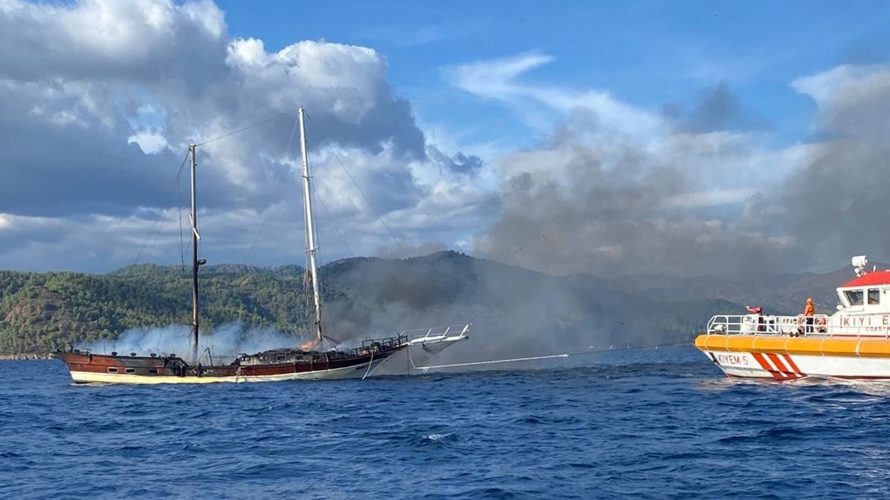 Fethiye'de Yanan Ahşap Gulet Söndürme Çalışmaları Sırasında Battı