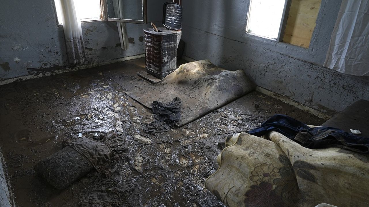 Foça'da sağanak: 70 yaşındaki Bülent Kaptanoğlu sel sularına kapıldı, arama çalışmaları sürüyor