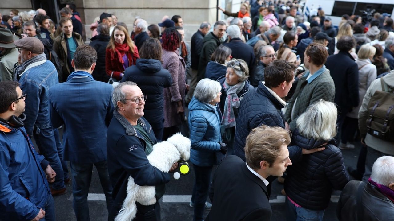Fransa'da Eski Cumhurbaşkanı Nicolas Sarkozy İçin Destek Gösterisi