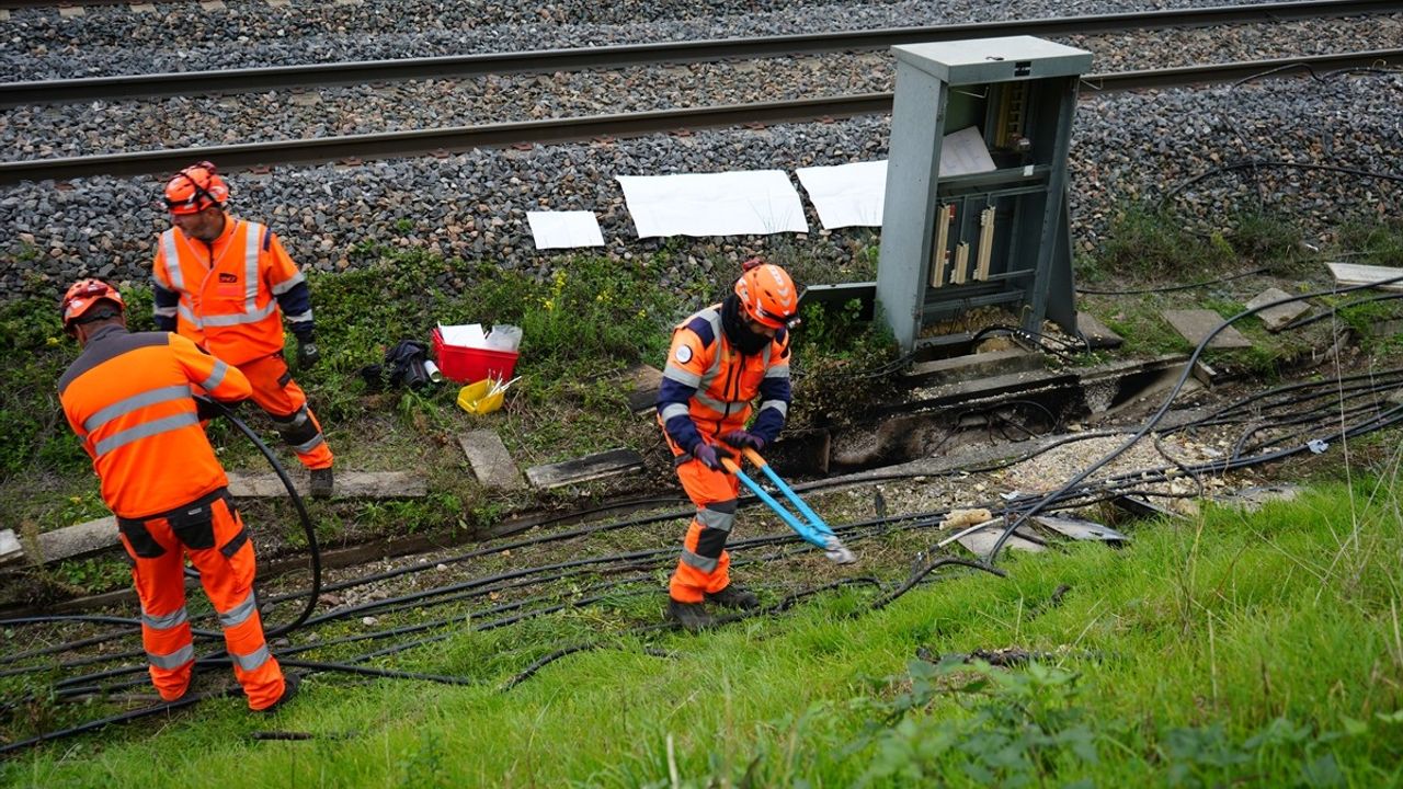 Fransa'da Lyon-Avignon hızlı tren seferleri sinyal kablosu yangını nedeniyle aksadı