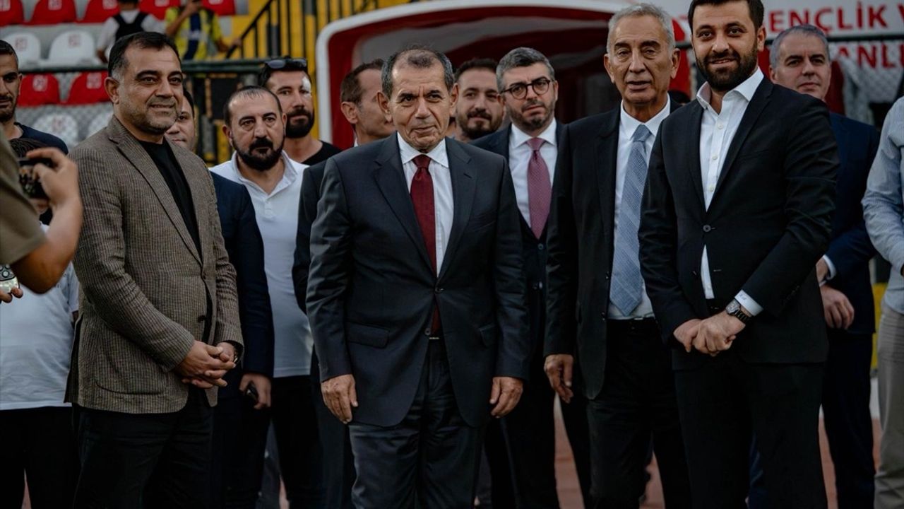 Galatasaray Başkanı Dursun Özbek, Mardin 1969 Spor'un antrenmanını ziyaret etti