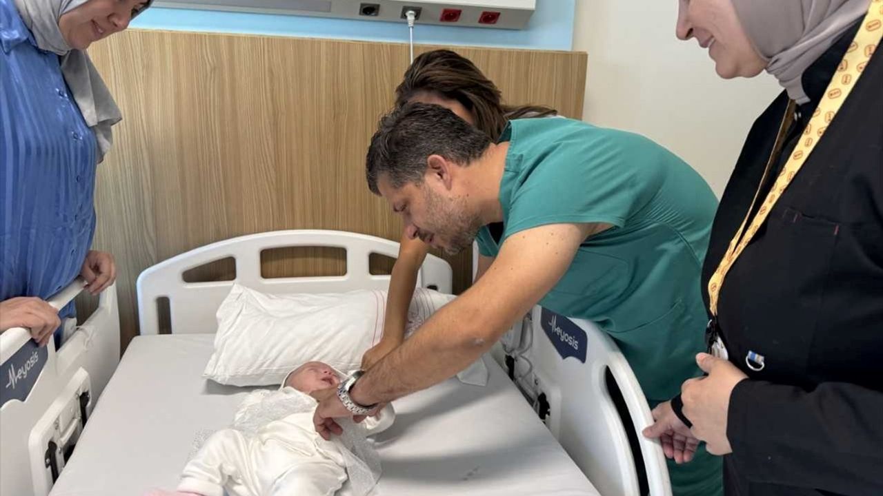 Gaziantep'te doğuştan göğüs kemiği olmayan 20 günlük Eylül bebeğe kıkırdakla yeni sternum yapıldı