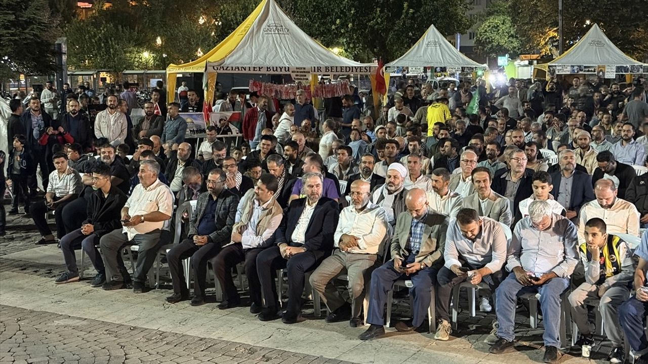 Gaziantep'te Küresel Sumud Filosu'na yönelik saldırı Demokrasi Meydanı'nda protesto edildi