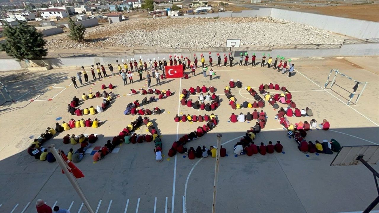 Gaziantep'te ortaokul öğrencileri 'Özgür Gazze' yazılı koreografiyle destek gösterdi