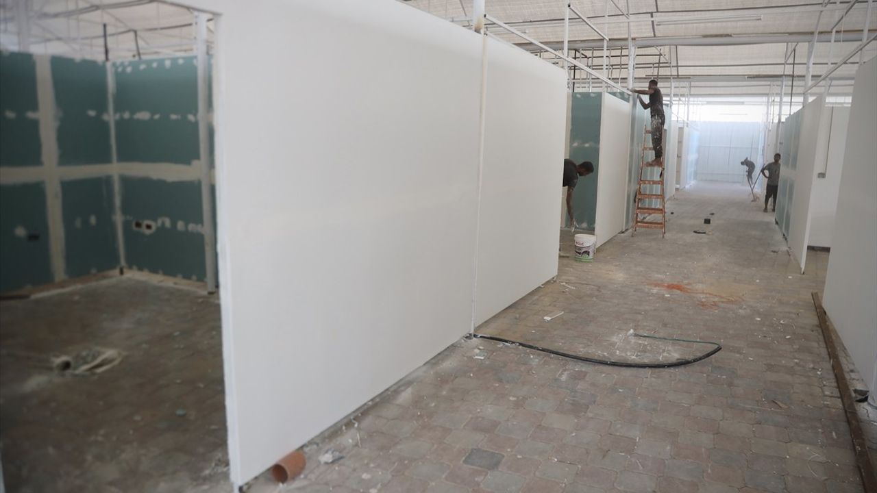 Gazze'de Nasır Hastanesi, İsrail'in Serbest Bırakacağı Filistinli Esirleri Karşılamaya Hazırlanıyor