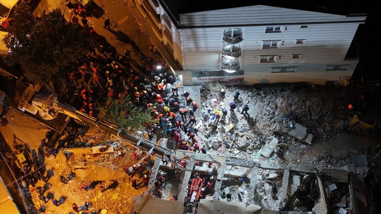 Gebze'de çöken 7 katlı binanın enkazında bilirkişi incelemesi sürüyor