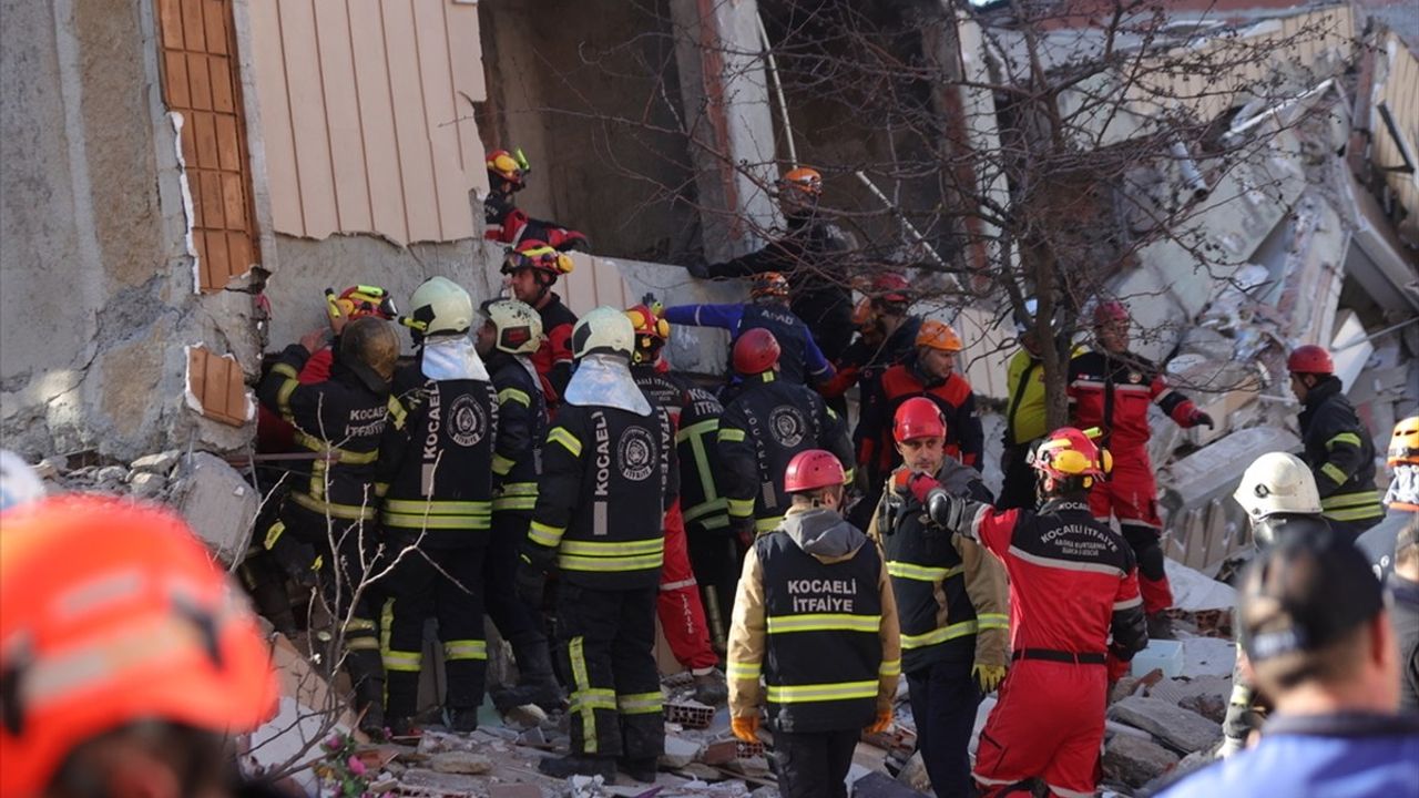 Gebze'de çöken 7 katlı binanın enkazında ses alındı: Vali Aktaş açıklama yaptı