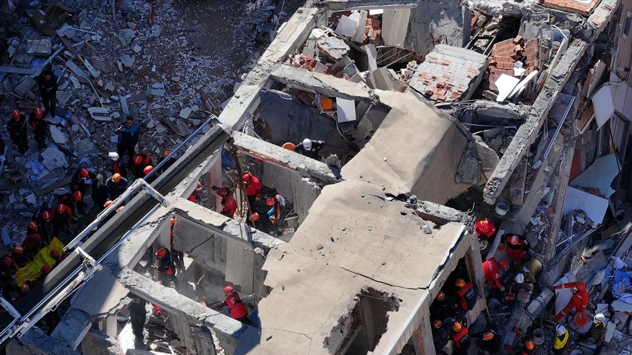 Gebze'de çöken binanın çevresindeki 9 aile Balyanoz Koyu Sosyal Tesisleri'nde misafir edilecek