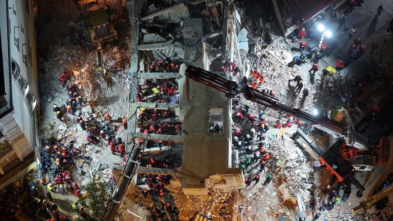 Gebze'de çöken binanın enkazında anne, baba ve iki çocuğun cansız bedenleri çıkarıldı; bir kişi sağ kurtarıldı