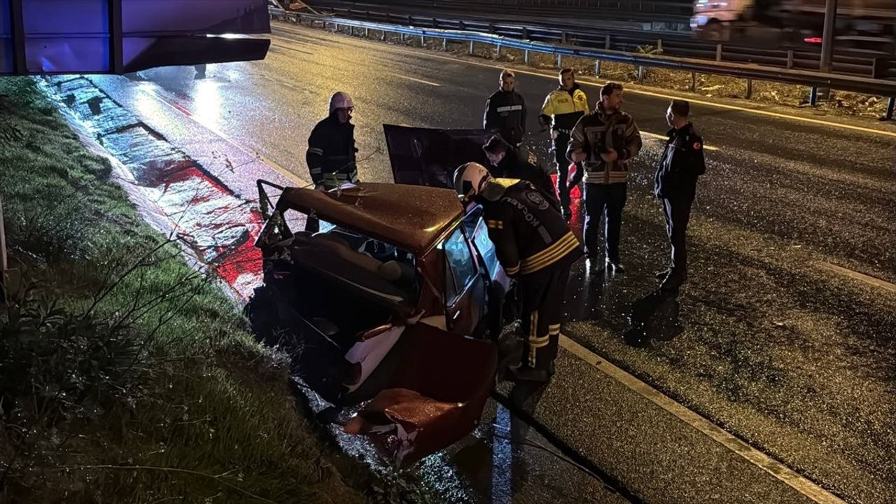 Gebze'de D-100 kara yolunda iki otomobil çarpıştı: 2 yaralı