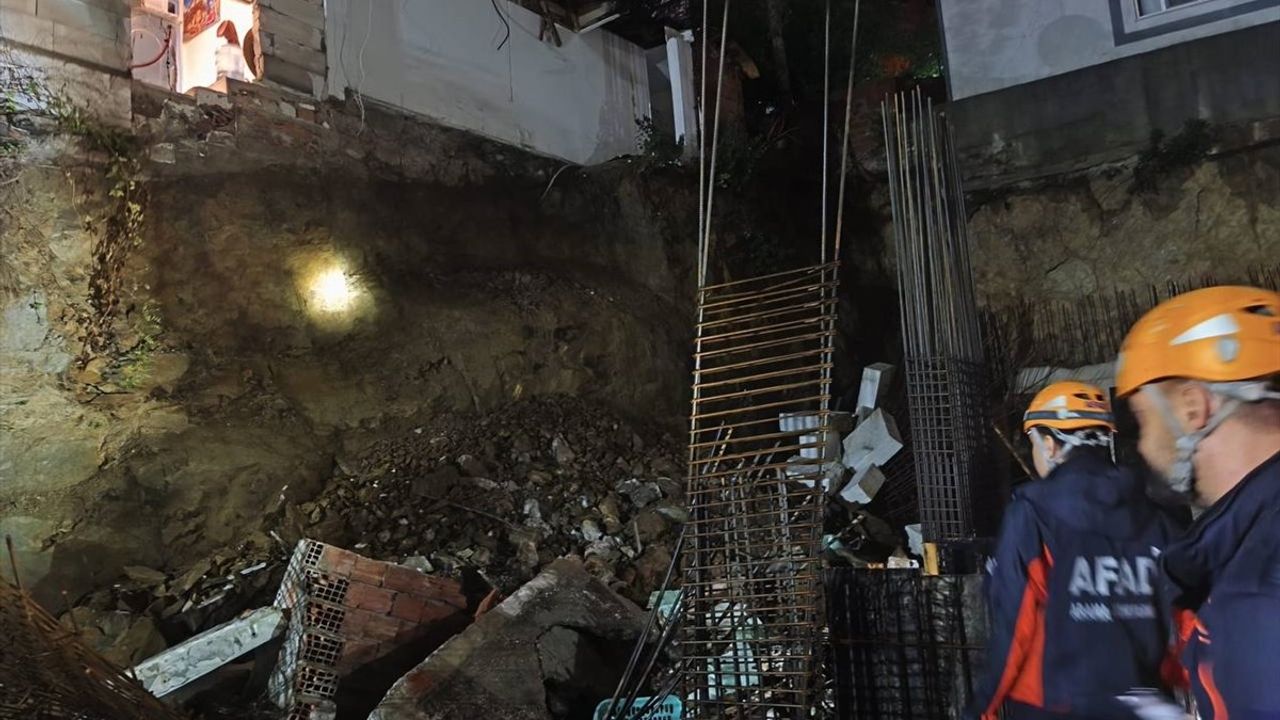 Gebze'de müstakil evin duvarı çöktü; bitişikteki yapı tedbir amaçlı boşaltıldı