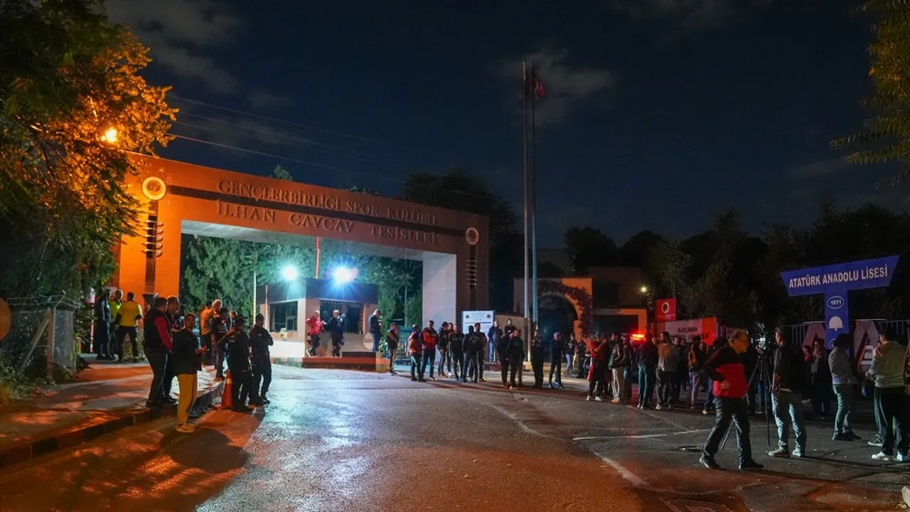 Gençlerbirliği taraftarları Beştepe'de 'genel kurul' talebiyle toplandı