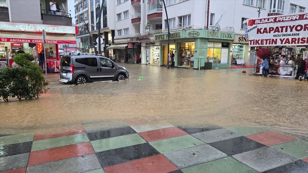 Giresun Bulancak'ta Sağanak Cadde ve İş Yerlerini Etkiledi
