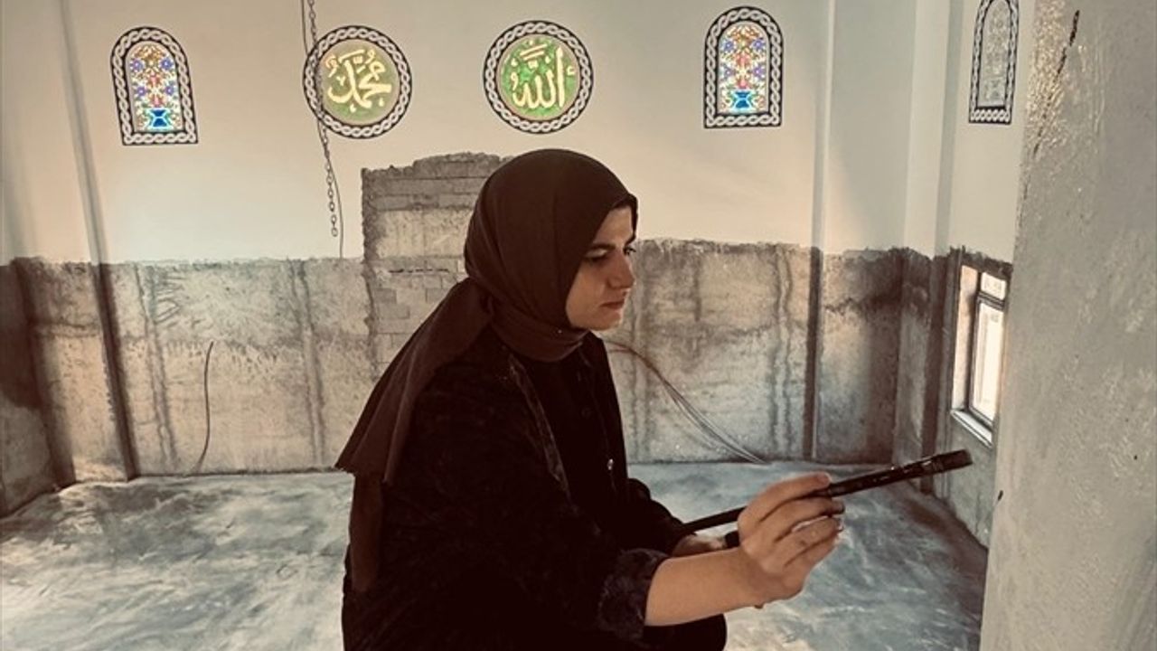 Giresun'da baba ve kızı tezhip ve hat sanatıyla cami duvarlarını işliyor