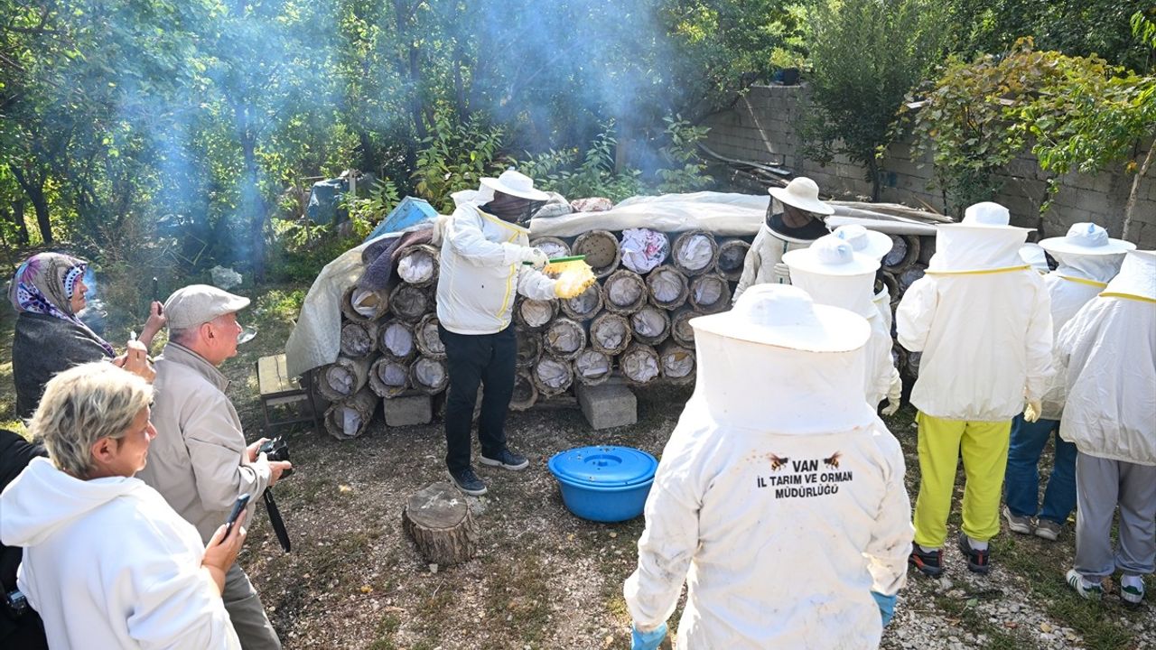 Giresun'dan gelen 50 kişilik turist kafilesi Van'da karakovan balı hasadına katıldı