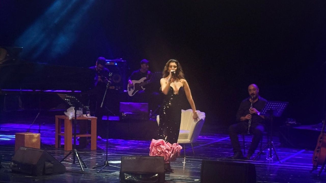 Gökçe Bahadır ve Emir Ersoy Bursa'da sahne aldı — 63. Uluslararası Bursa Festivali'nde Merinos AKKM konseri