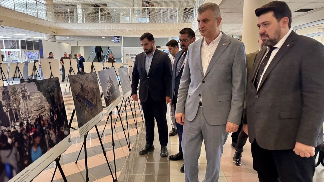 Gölcük'te Anadolu Ajansı'nın 'Kanıt' kitabından fotoğraf sergisi açıldı