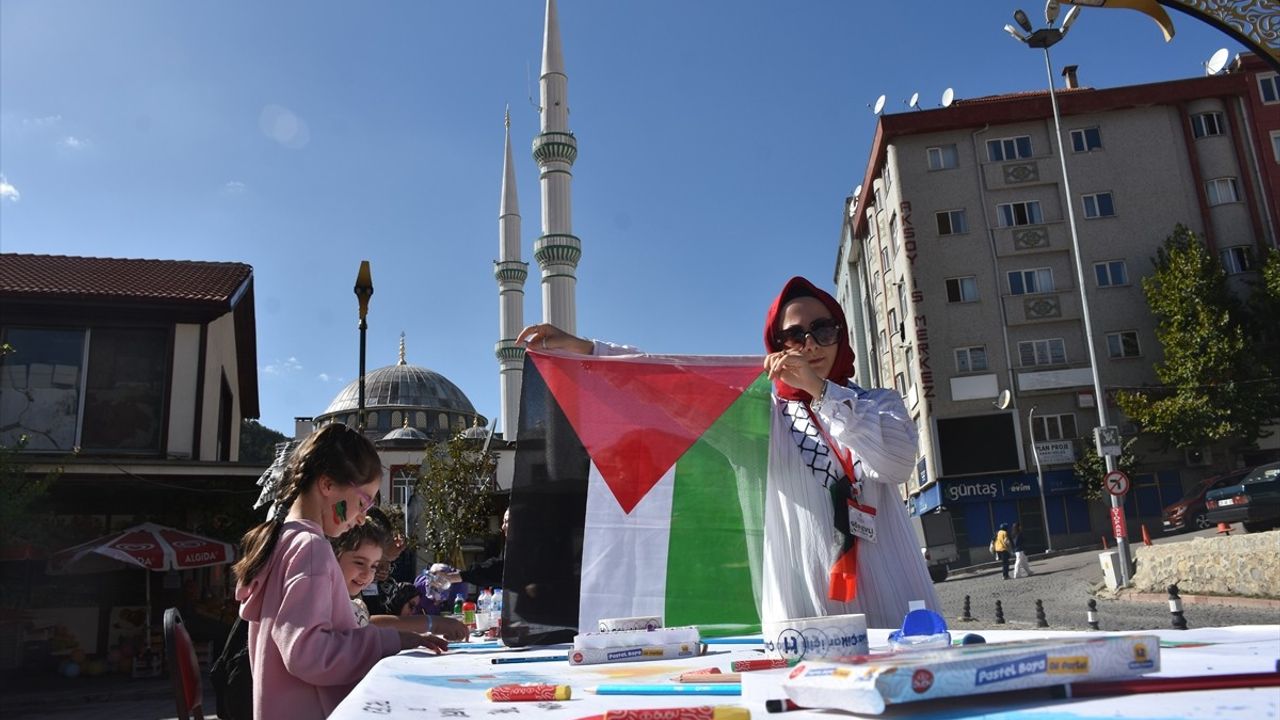 Gümüşhane'de 'Filistinli çocuklar için çiz' etkinliği: Gazze'ye destek mesajı verildi