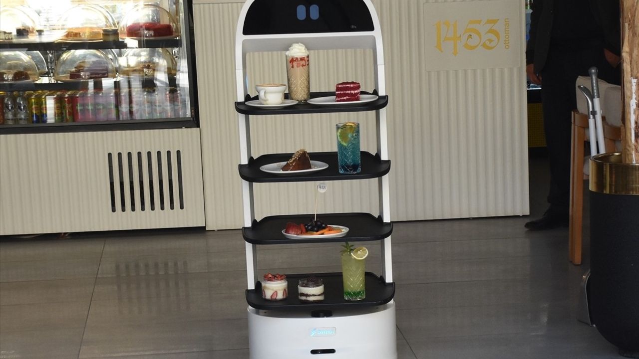 Gümüşhane'de 'Garson Abla' robotu kafede servise destek veriyor