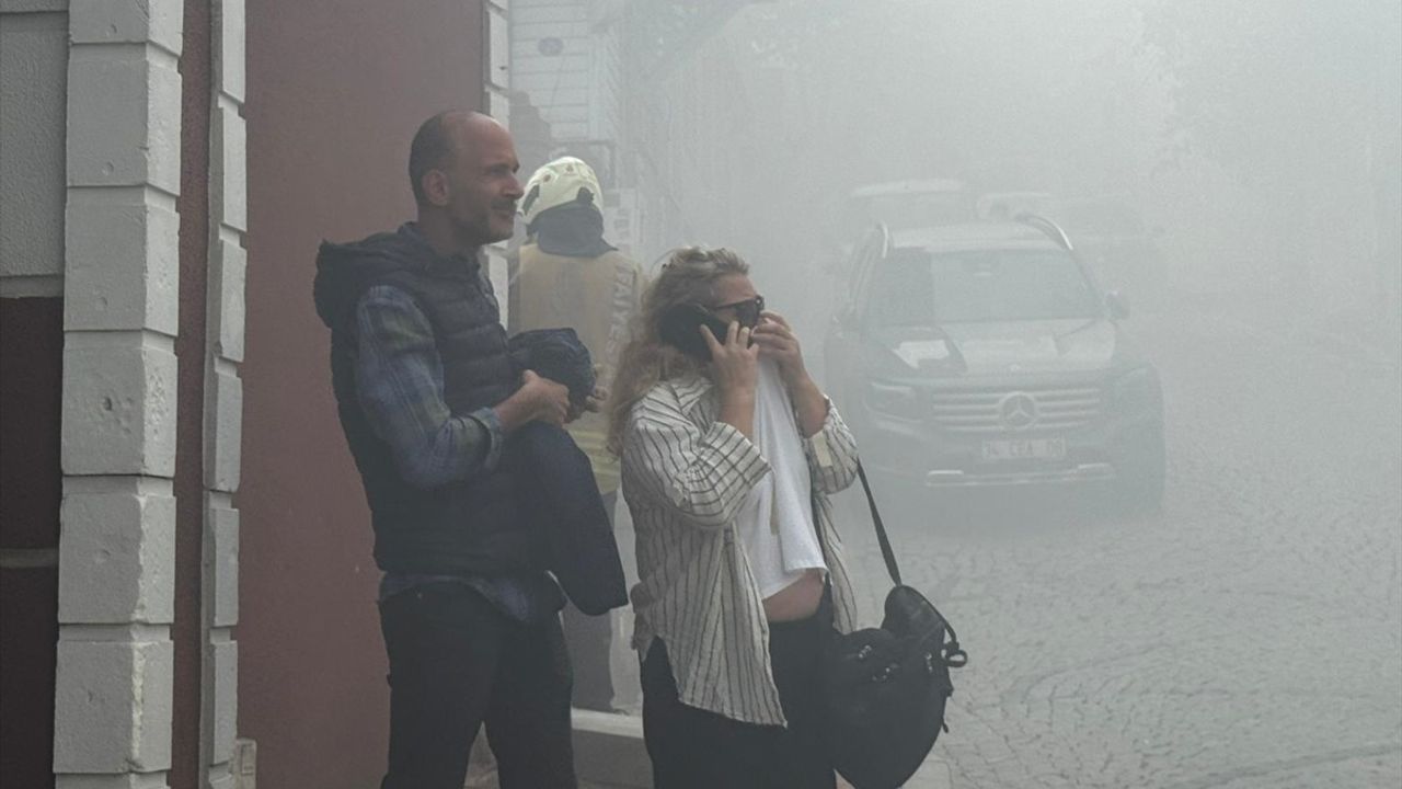 Güncelleme: Beşiktaş'ta 3 katlı ahşap binada yangın — itfaiye müdahalesi sürüyor