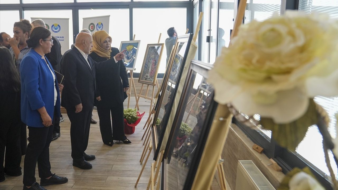 HAK-İŞ'te 'El Sanatları Sergisi' açıldı: Emine Özdemir'in eserleri HAK-İŞ Genel Merkezi'nde sergilendi