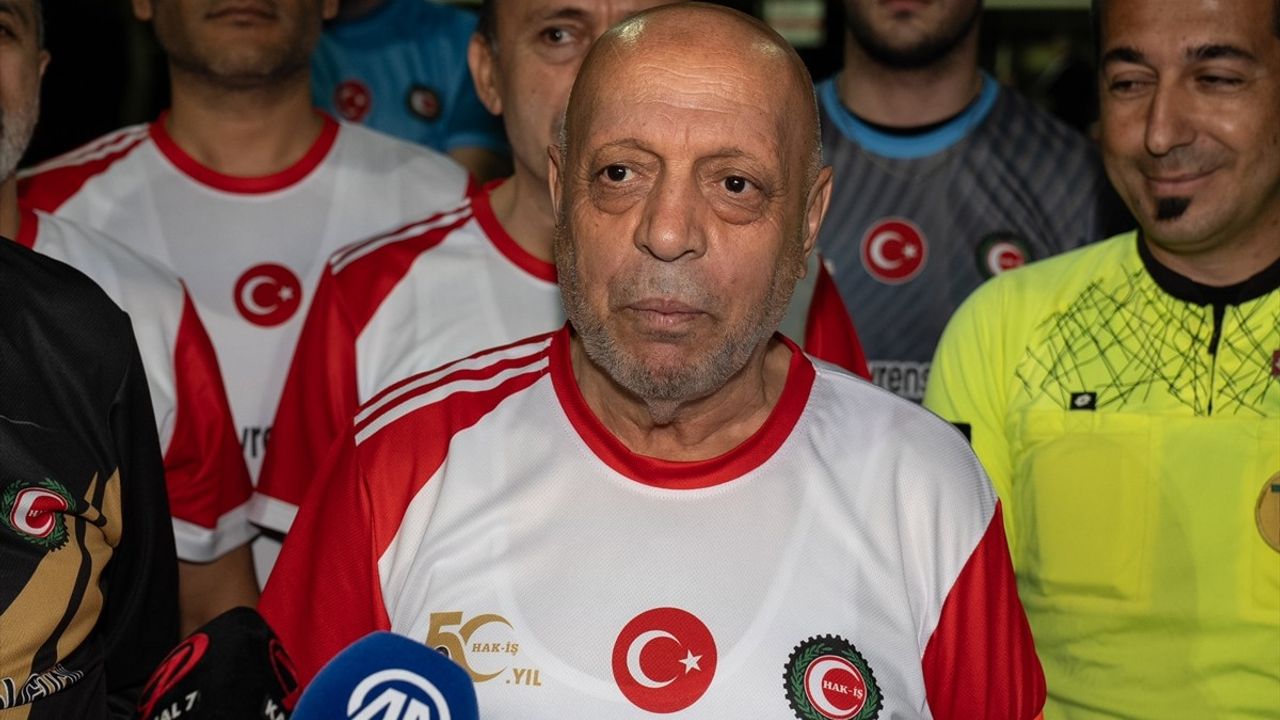 HAK-İŞ ve gazeteciler 50. kuruluş yıl dönümünde halı saha dostluk maçında buluştu