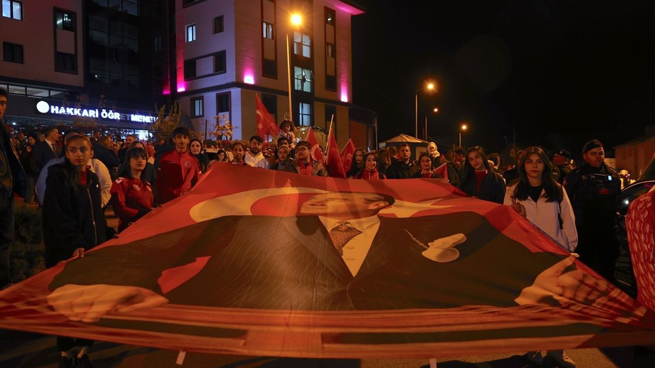Hakkari'de 29 Ekim: Cumhuriyet'in 102. yılı kortej yürüyüşüyle kutlandı