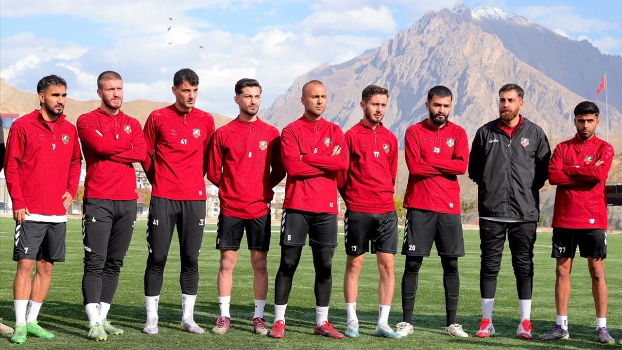 Hakkari'de öğretmen ve kaptan: Hakkı Hakan Özhan hem sınıfta hem Zapspor'da görev yapıyor