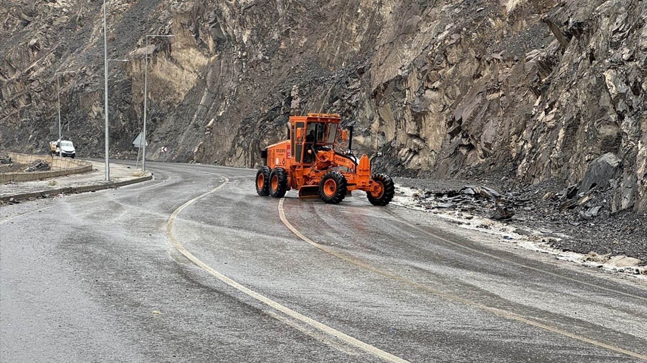Hakkari'de sağanak etkili oldu: bazı yollarda su birikintileri oluştu