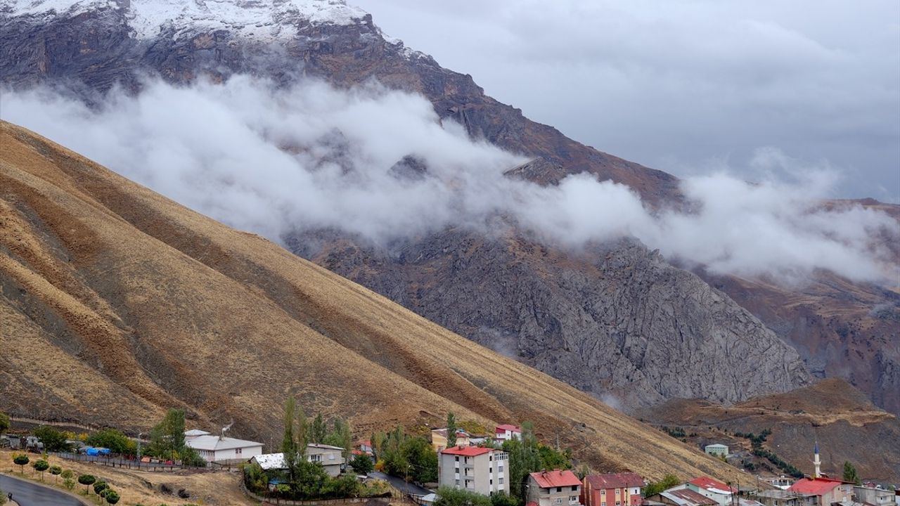 Hakkari'de Yüksek Kesimlere Kar Yağdı: Sümbül Dağı Beyaza Büründü