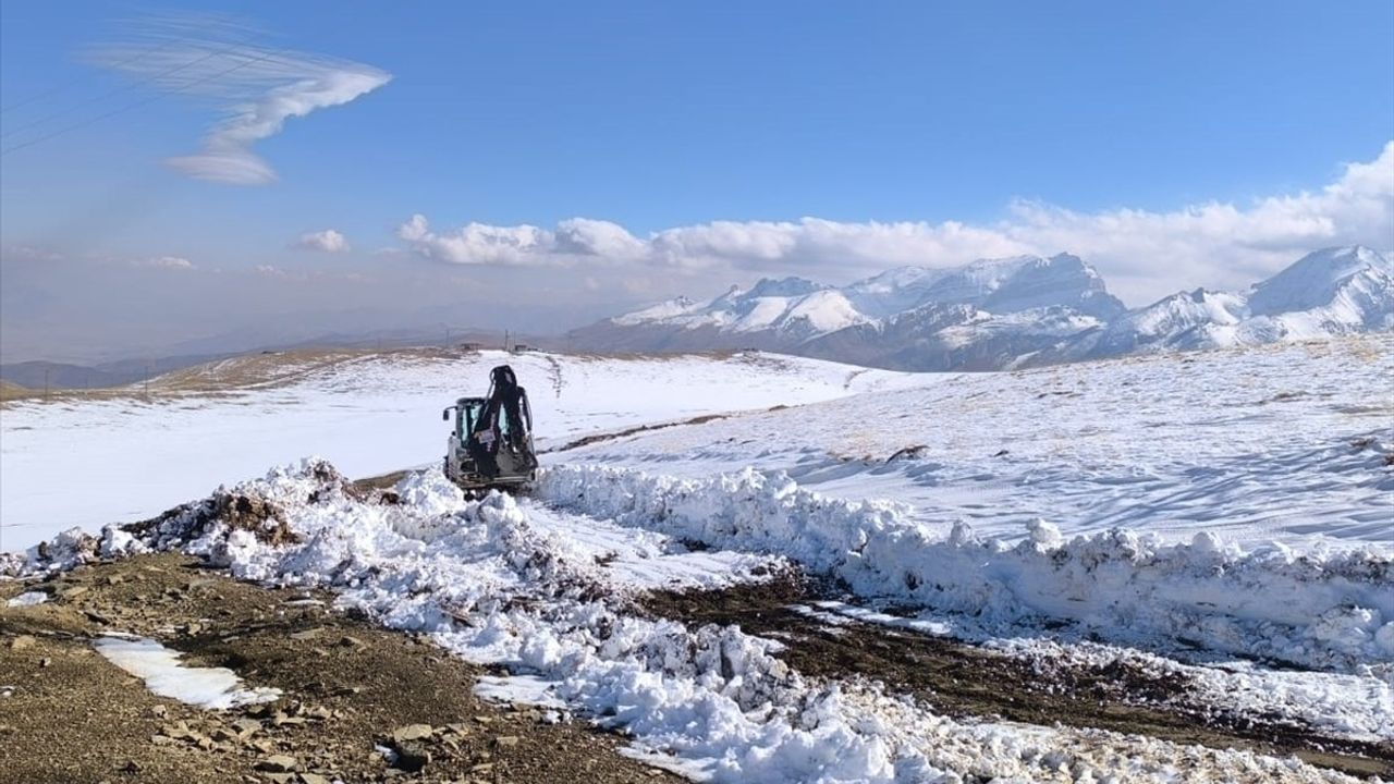 Hakkari Yüksekova'da karla kapanan Varkavik Tepe Üs Bölgesi yolu ekiplerce açıldı
