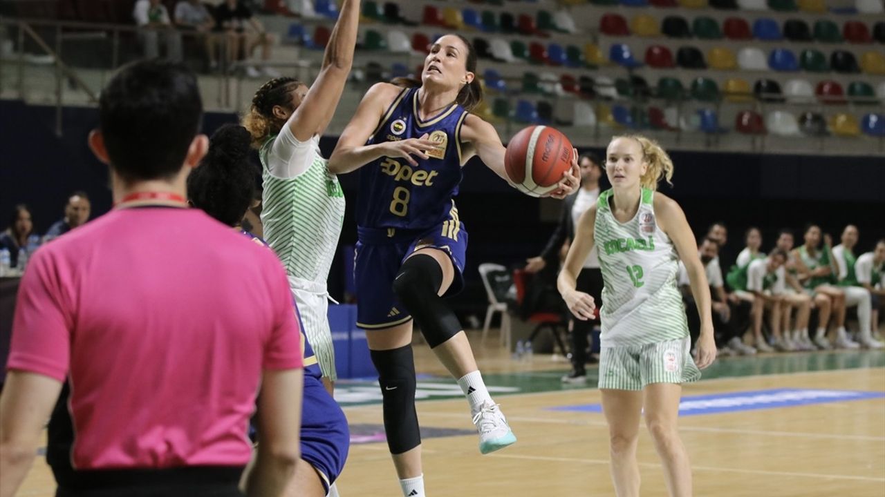 Halkbank Kadınlar Basketbol Süper Ligi: Fenerbahçe Opet, Kocaeli Kadın Basketbol'u 86-70 yendi
