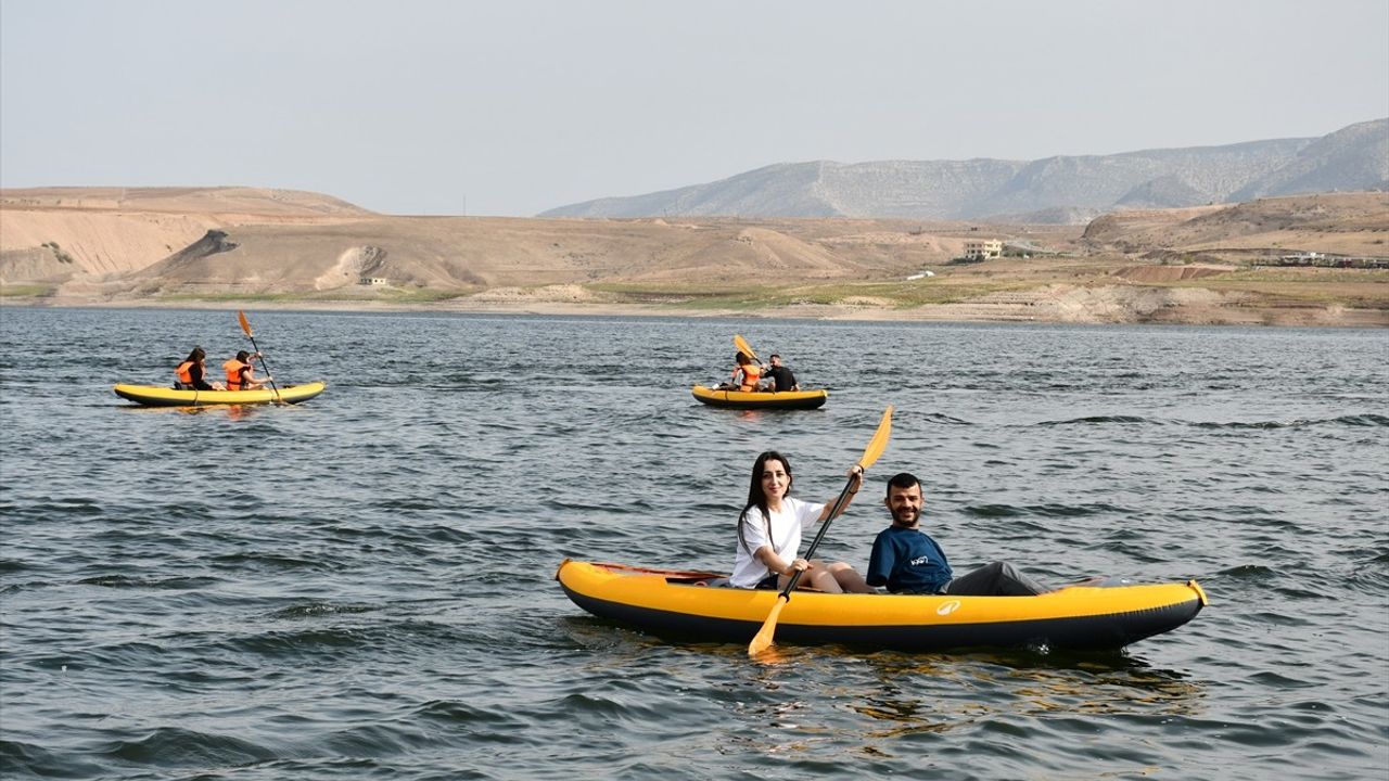 Hasankeyf'te Batman Üniversitesi tarafından 100 öğrenciye kano ve SUP tanıtımı