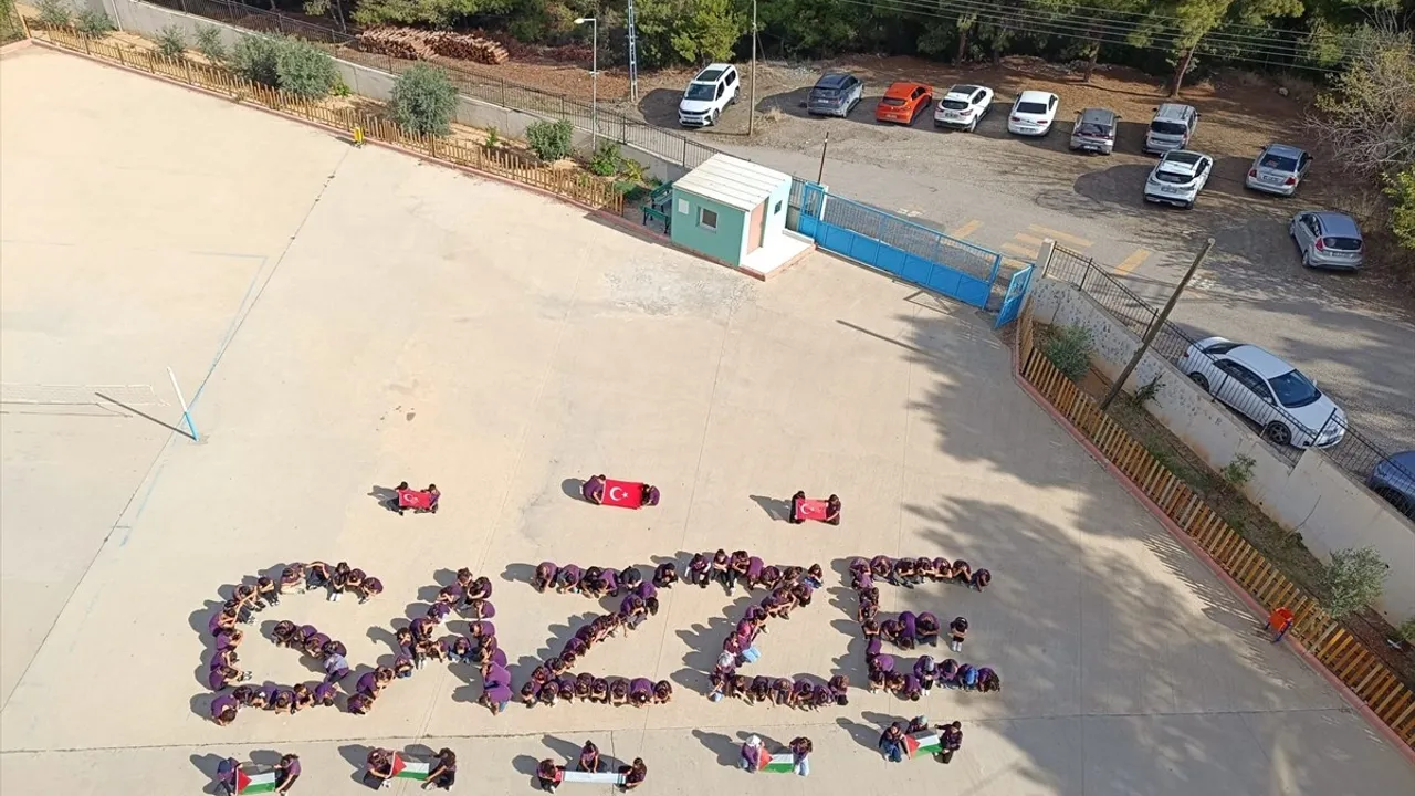Hatay Belen'de ortaokul öğrencileri 'Gazze' yazılı koreografiyle Filistin'e destek verdi