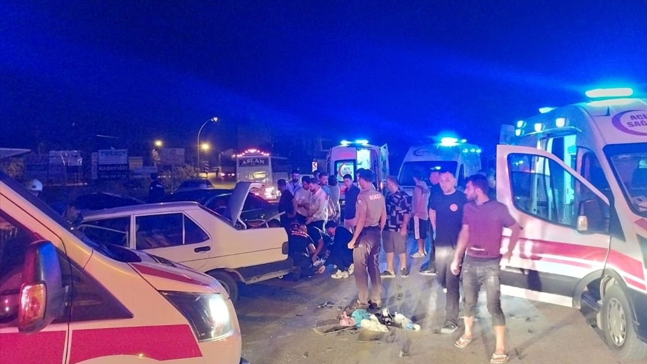 Hatay'da iki otomobil çarpıştı: 1'i bebek 6 kişi yaralandı