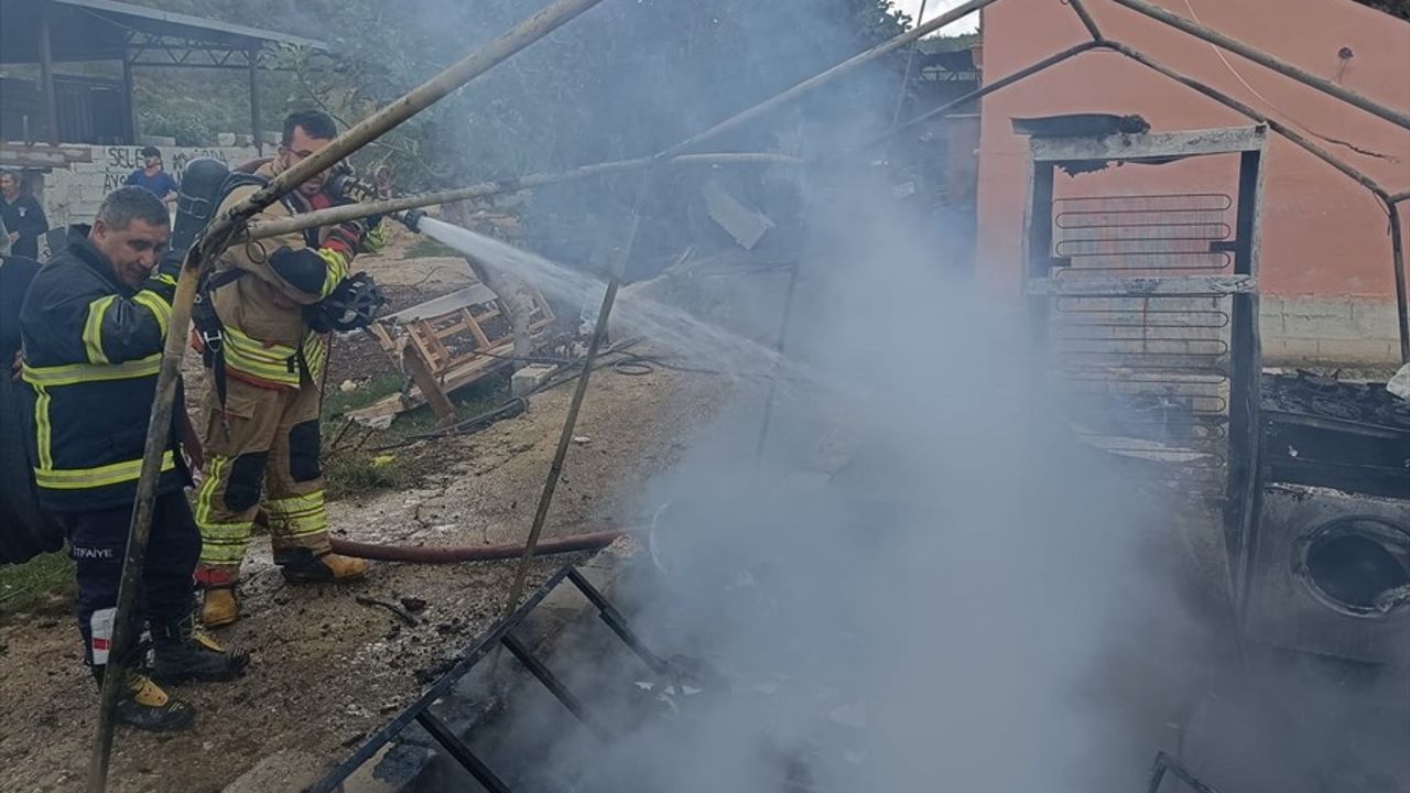 Hatay'da konteyner yangını: Yayladağı'nda 1 yaşındaki bebek yaşamını yitirdi, annesi yaralandı