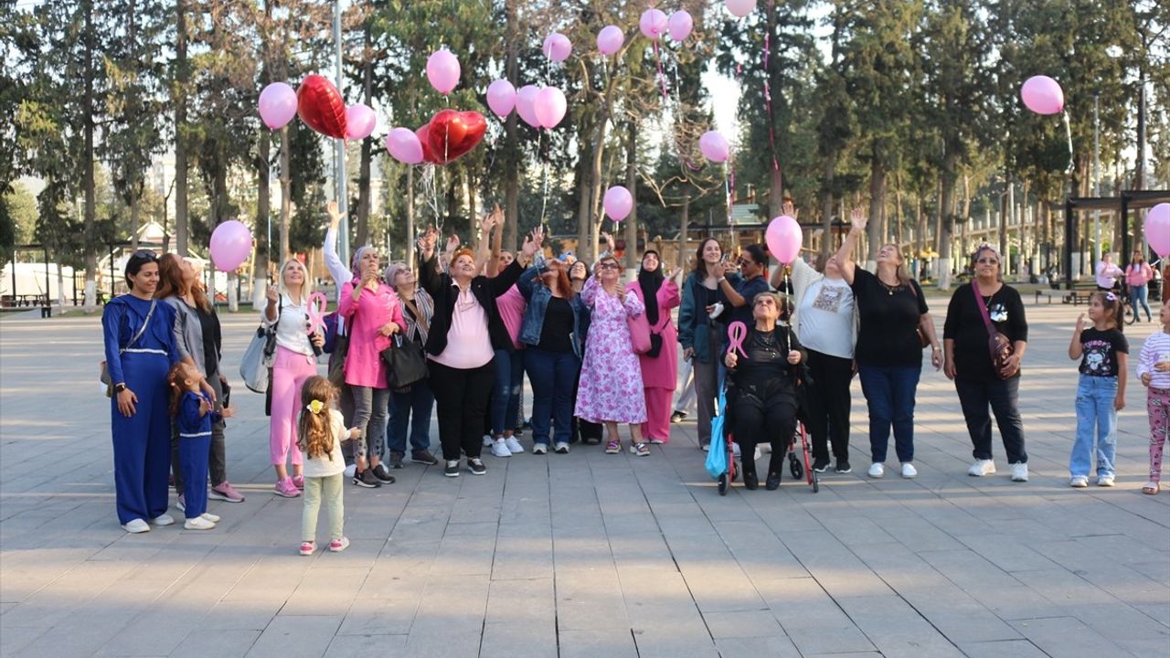 Hatay'da meme kanserini yenen Hatice Eryaşar için pembe balonlarla farkındalık etkinliği
