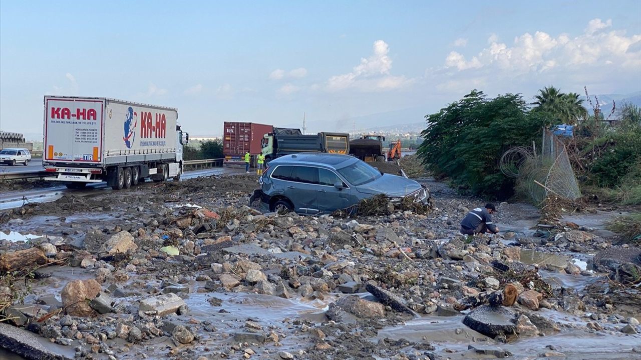 Hatay'da sağanak Toprakkale-İskenderun Otoyolu Payas-Dörtyol kesimini ulaşıma kapattı