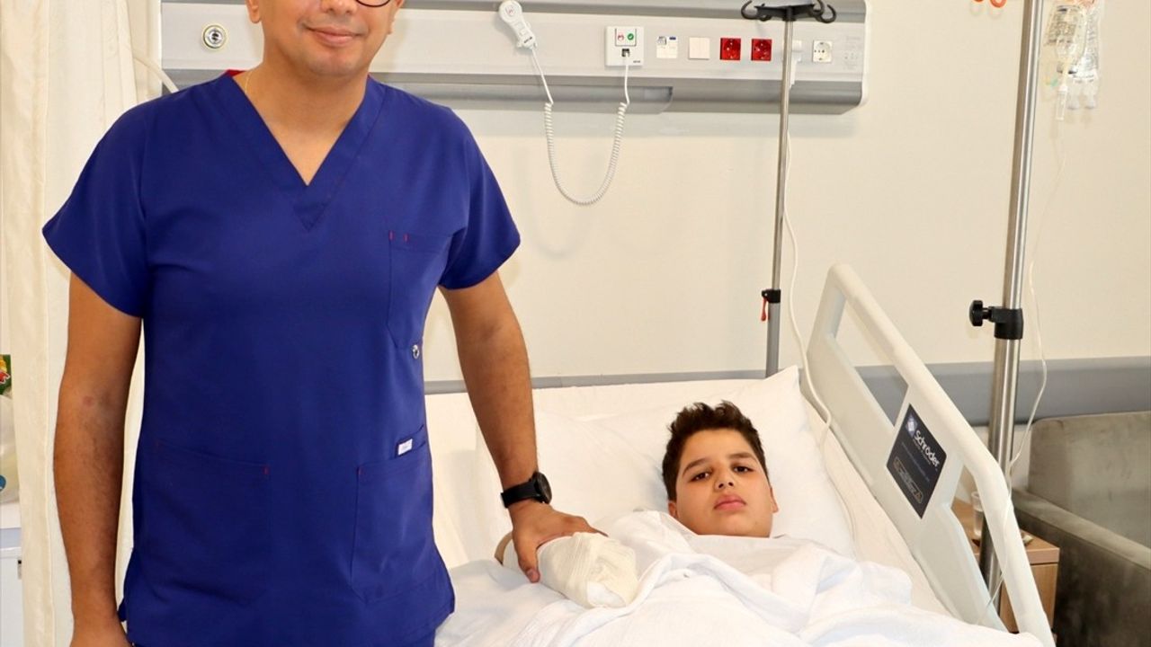 Hatay'da üzüm sıkma makinesine eli sıkışan 13 yaşındaki Melih Taş'ın parmakları başarılı ameliyatla dikildi