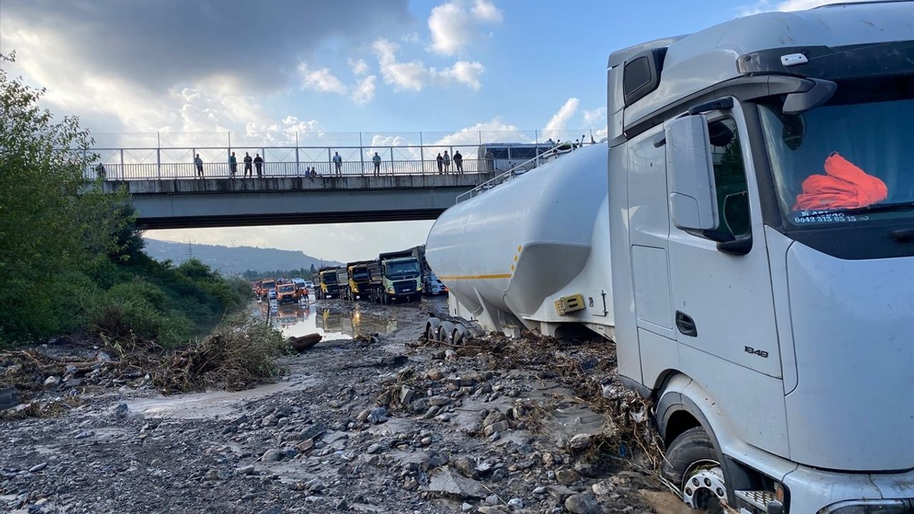 Hatay Payas'ta sağanak sonrası Cumhuriyet ve Karbeyaz mahallelerinde hasar tespiti