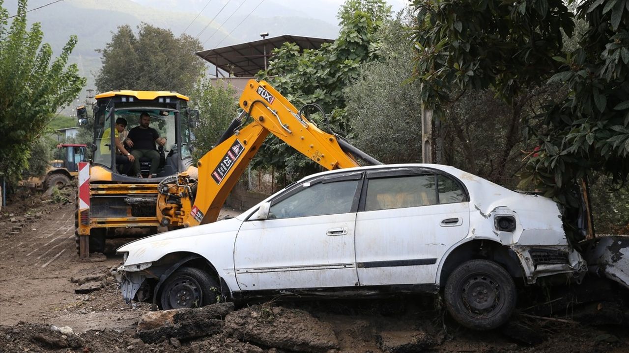 Hatay Payas'ta sağanak sonrası temizlik ve iyileştirme çalışmaları sürüyor