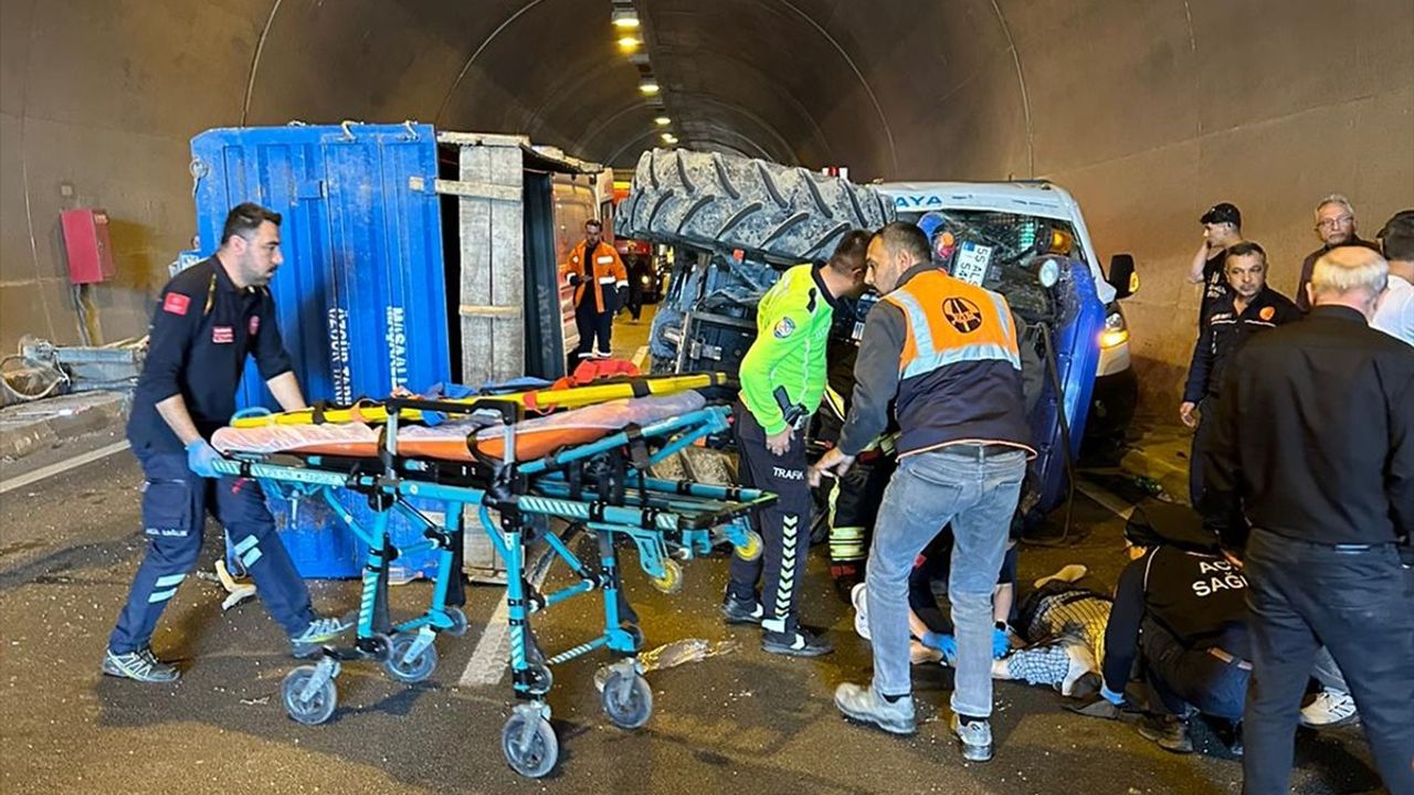 Havza 19 Mayıs Tüneli'nde kamyonet ile traktör çarpıştı: 2 yaralı, 1'i ağır